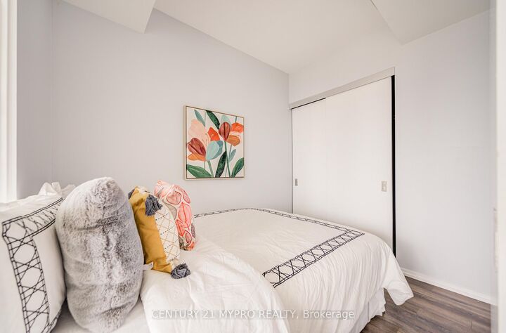 Property Photo: 197 Yonge Street 3109 ON M5B 1M4