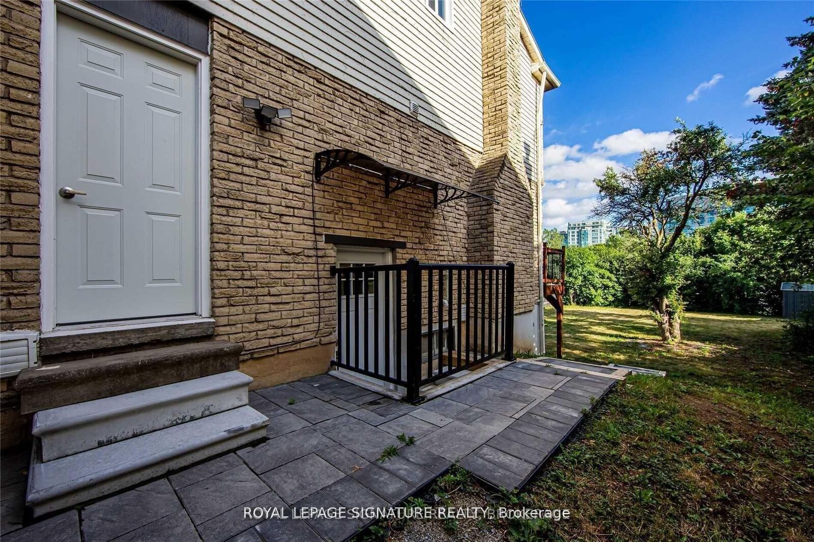 Property Photo:  91 Tamarack Drive  ON L3T 4W2 