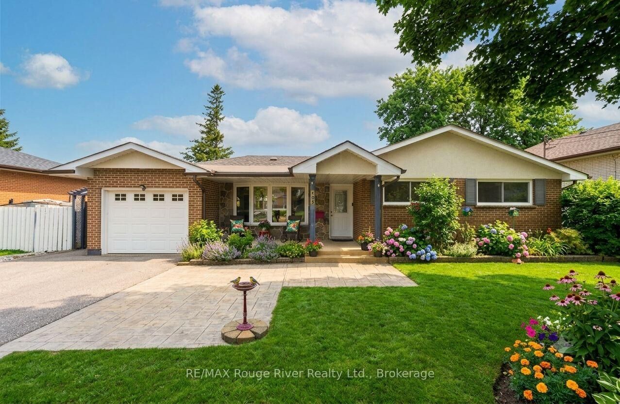 Property Photo:  98 Applewood Crescent  ON L1N 2E7 
