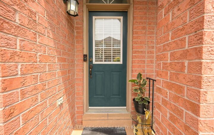 Property Photo: 3020 Cedarglen Gate 21 ON L5L 4S7
