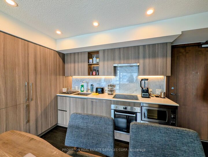 Property Photo:  19 Bathurst Street 1905  ON M5V 0N2 