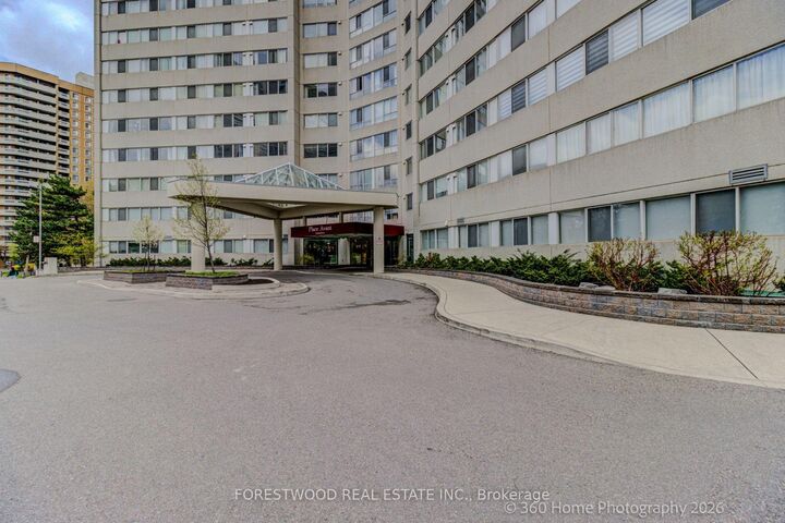 Property Photo: 3700 Kaneff Crescent 2202 ON L5A 4B8