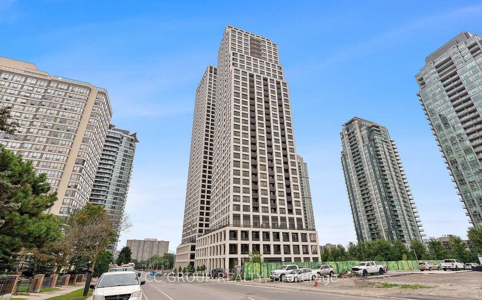 Property Photo: 36 Elm Drive W 1703 ON L5B 0N3