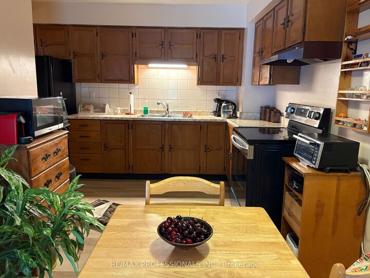 Property Photo: 3345 Silverado Drive #2 ON L5A 2V1