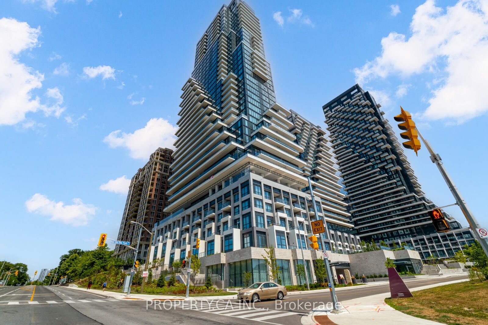 Property Photo: 10 Inn On The Park Drive 705 ON M3C 0P9
