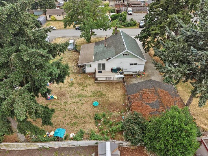 Property Photo:  588 Heatherly Rd  BC V9C 1K1 