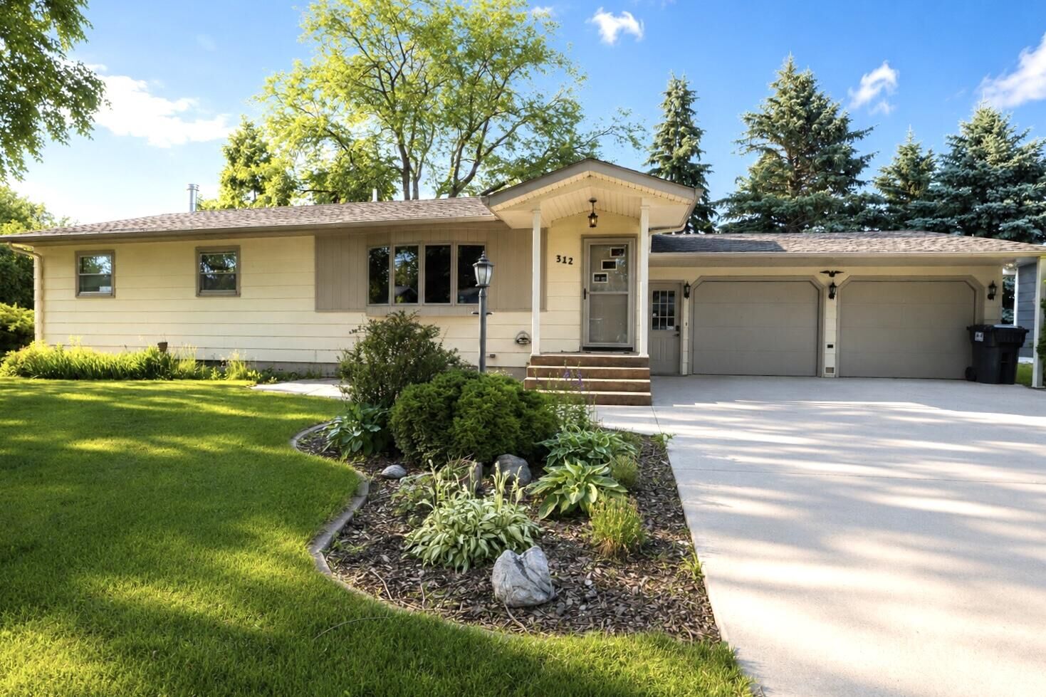 Property Photo:  312 Cambridge Avenue  SD 57451 