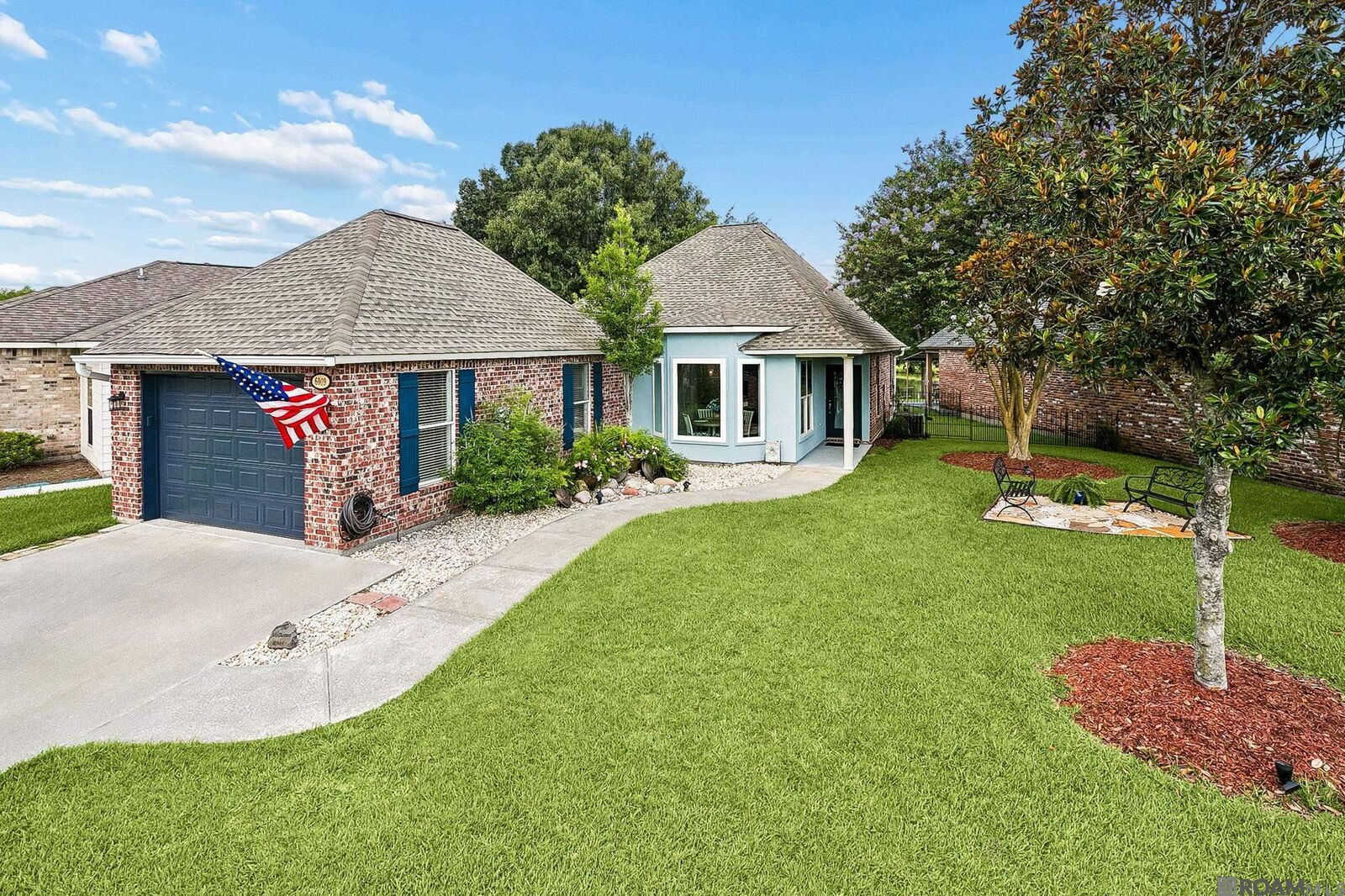 Property Photo: 6009 Courtyard Dr LA 70737
