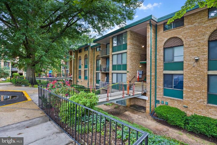 Property Photo: 503 N Armistead Street 102 VA 22312