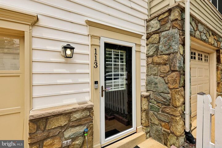 Property Photo: 113 Meadows Lane VA 22304