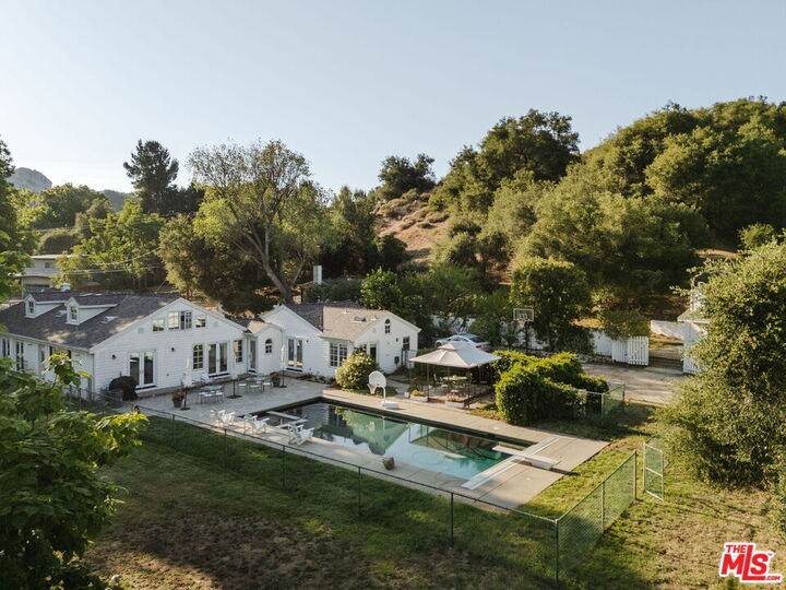 Property Photo: 1520 Bonnell Dr CA 90290