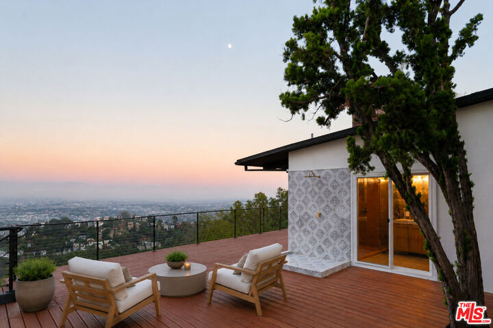 Property Photo:  2065 Kew Dr  CA 90046 