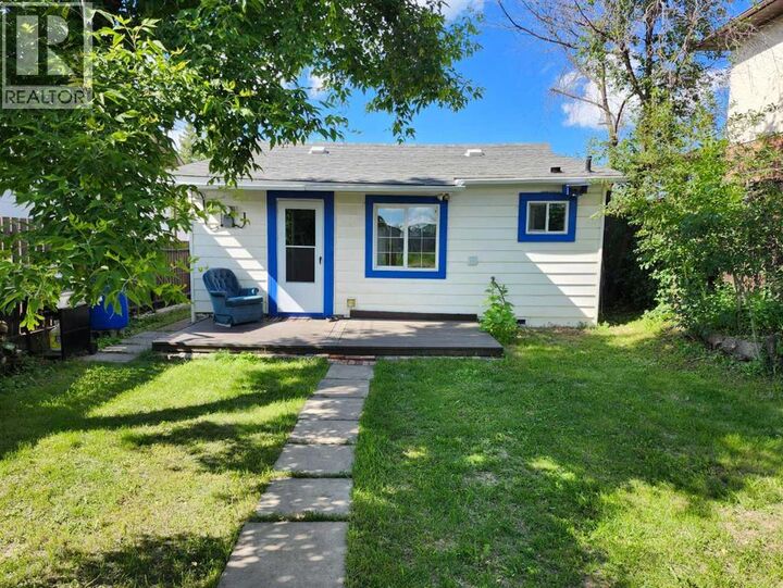 Property Photo: 655 3 Avenue West AB T0J 0Y3