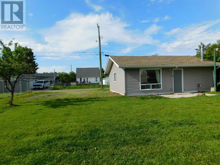 Property Photo:  61 Wood St  ON P8N 1T1 