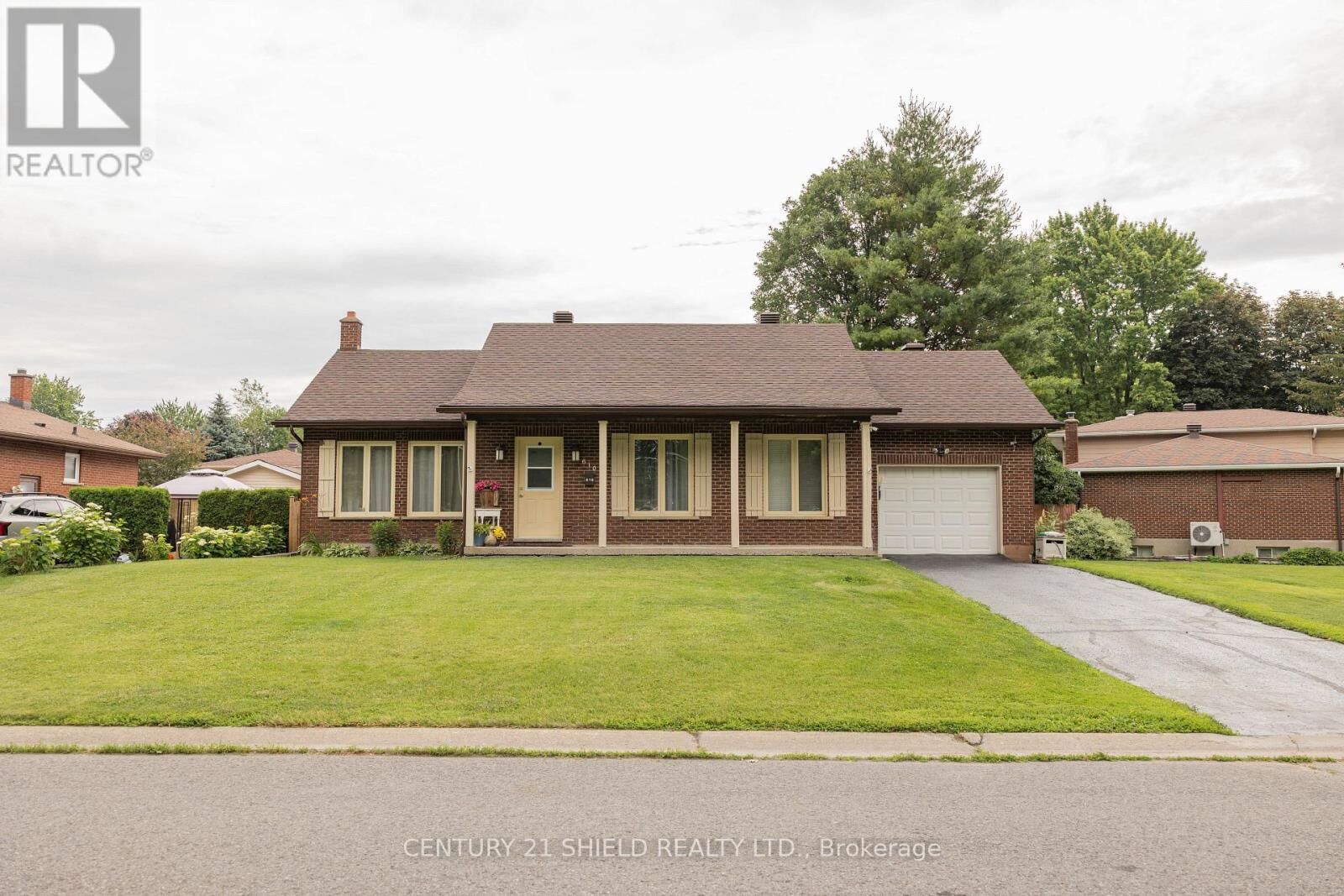 Property Photo:  610 Dundas Crescent  ON K6H 6H8 