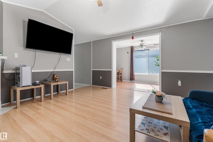 120 Springfield Crescent — photo 1