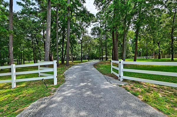 Property Photo: 11 W Lake Forest Court TX 77384