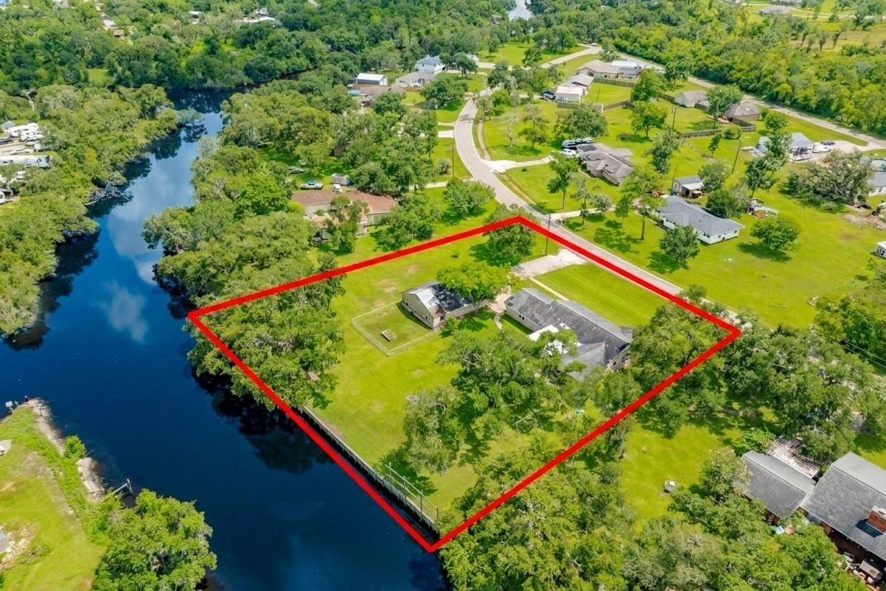 Property Photo: 511 Edgewater Street TX 77531
