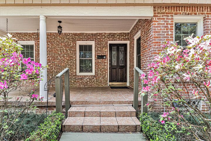 Property Photo:  2005 Wroxton Road  TX 77005 