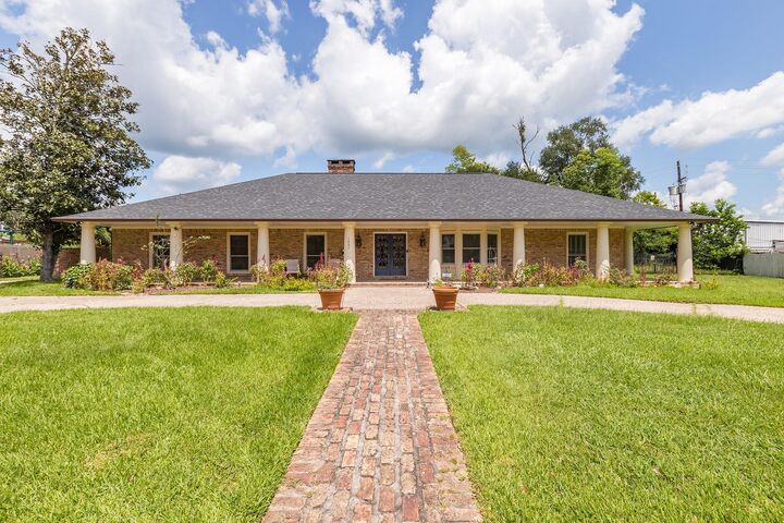 Property Photo:  1005 Oak Drive  TX 77575 