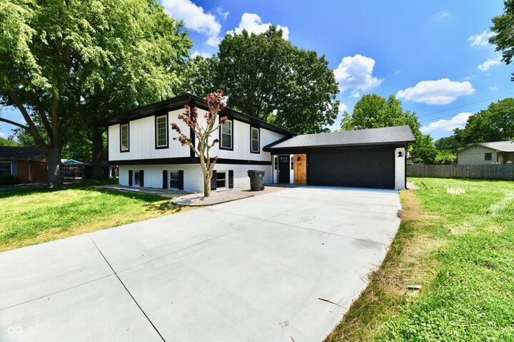 Property Photo: 50 Idleway IN 46142