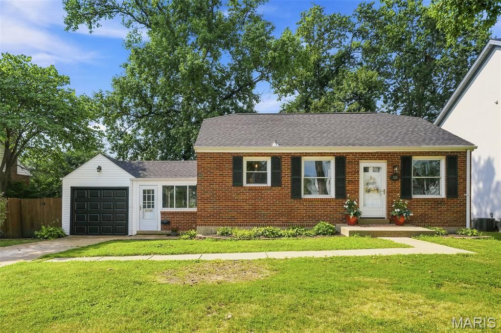 Property Photo: 320 Fairway Lane MO 63122