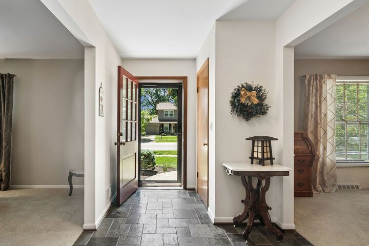 Property Photo: 562 E Carpenter Drive IL 60074
