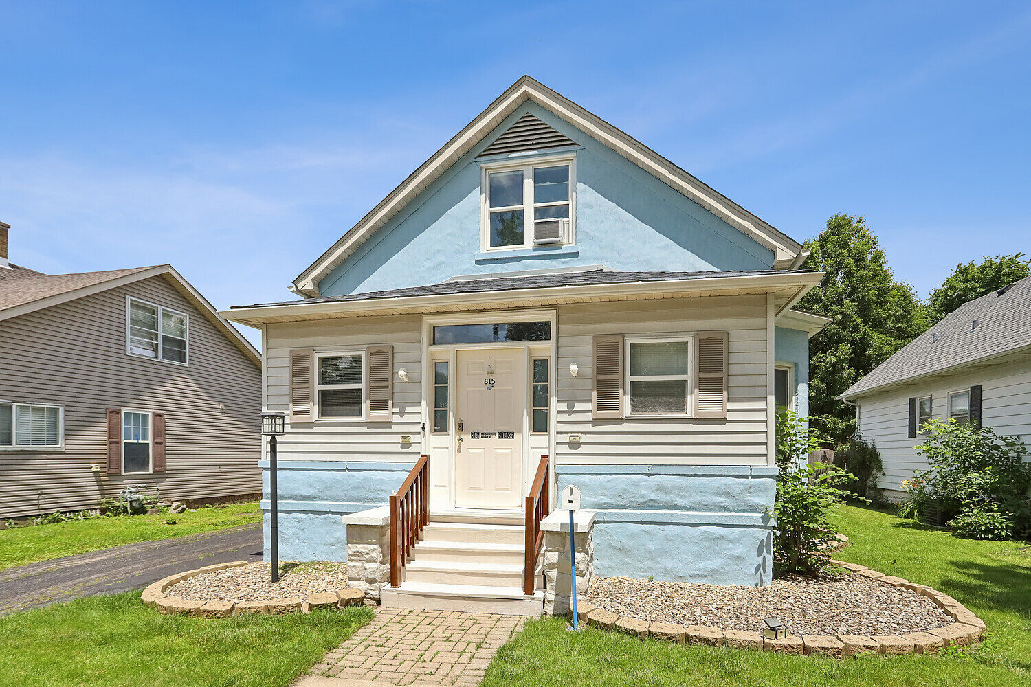 Property Photo:  815 Oneida Street  IL 60435 