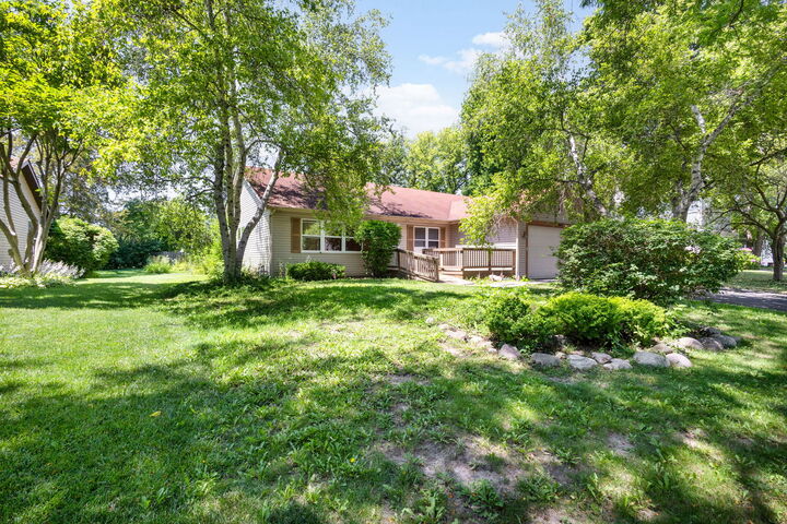Property Photo: 640 Lilac Drive IL 60102