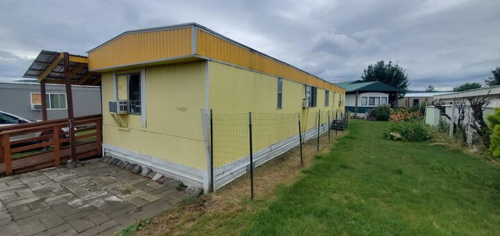 Property Photo:  1060 S Main St  WA 99114 