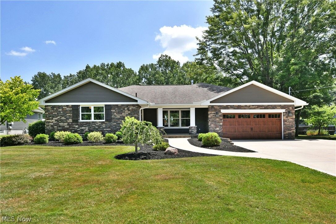 Property Photo: 9272 Hillview Drive NE OH 44484