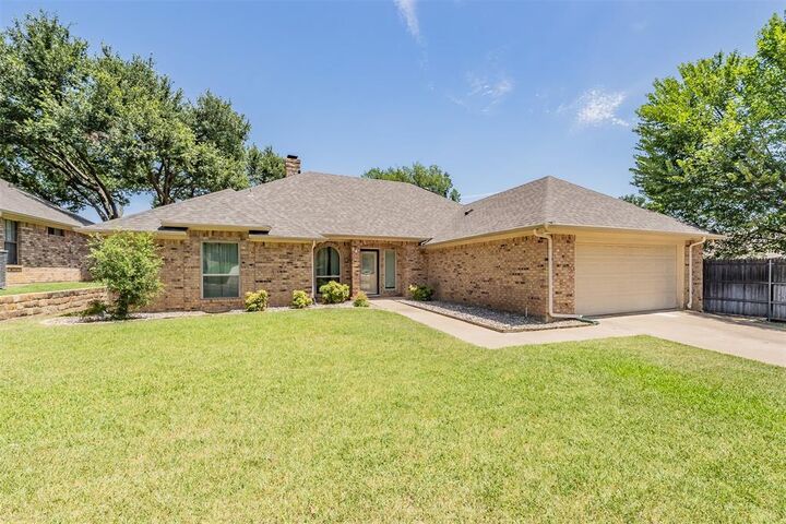 Property Photo: 1633 Saxon Drive TX 76021