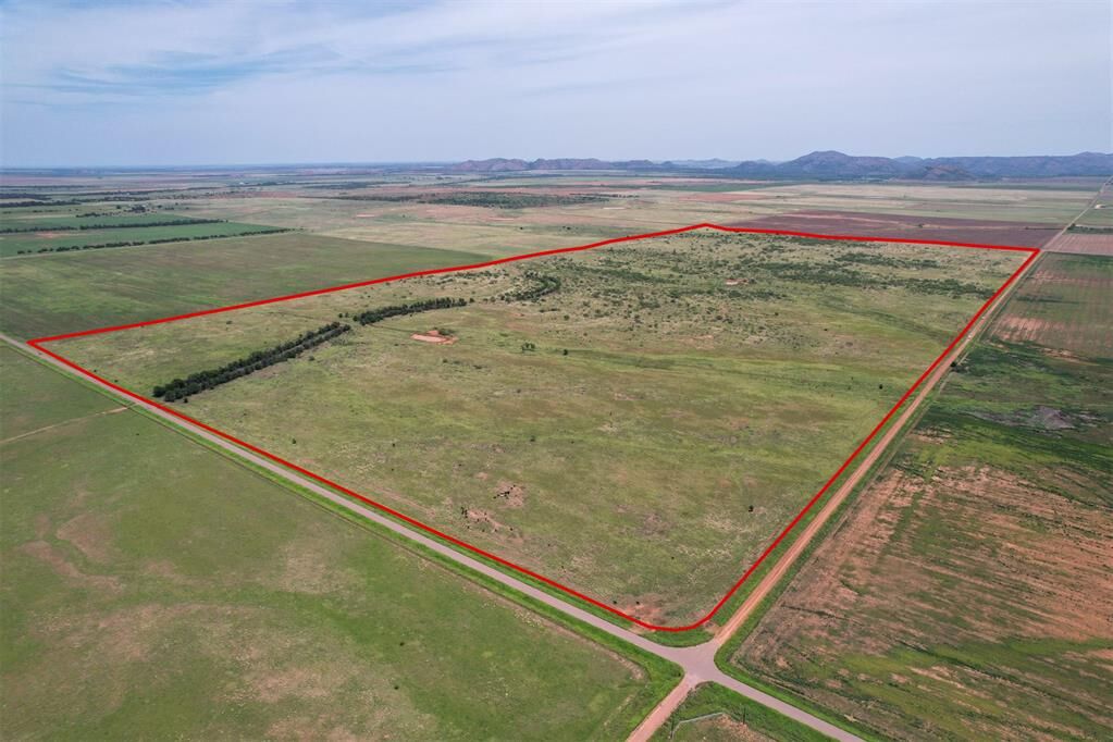 Property Photo: 1550 E County Road OK 73554
