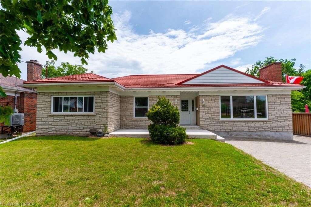 Property Photo: 107 Queensway Drive ON N3R 4X1