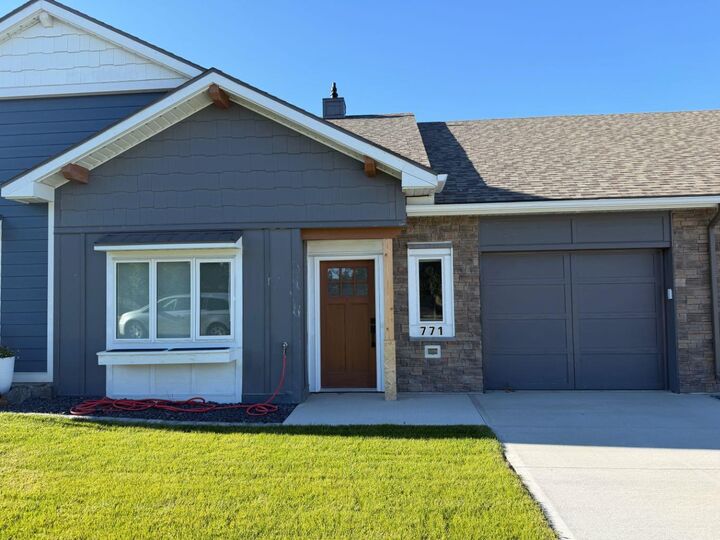 771 7 Avenue W — photo 1