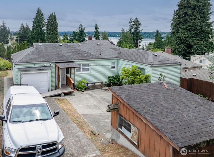 Property Photo: 1121 Dill Way W WA 98312