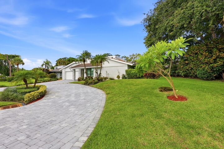 Property Photo:  624 W Lakewoode Circle W  FL 33445 