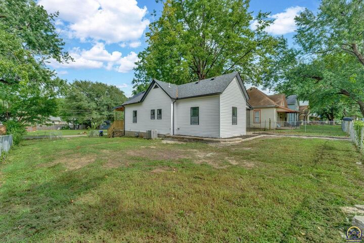 Property Photo:  322 SW Jewell Ave  KS 66606 