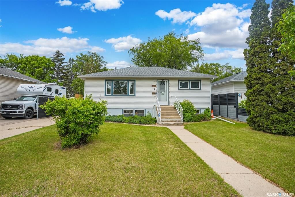Property Photo:  421 P Avenue N  SK S7L 2V8 