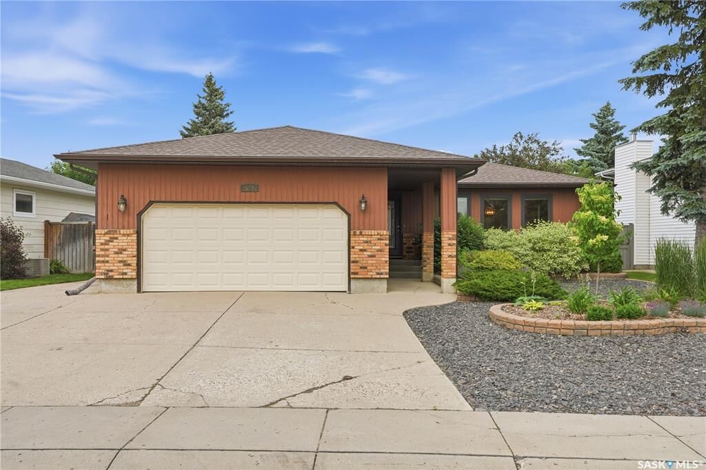 Property Photo: 523 Spencer Crescent SK S7K 7T5