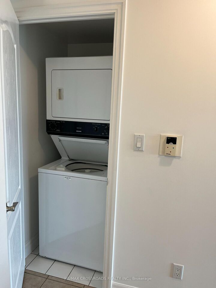 Property Photo: 188 Doris Avenue 817 ON M2N 6Z5
