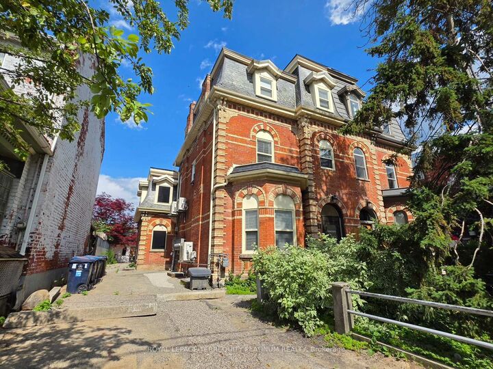 Property Photo: 11 Beaconsfield Avenue 5/ 2nd Floor ON M6J 3J1