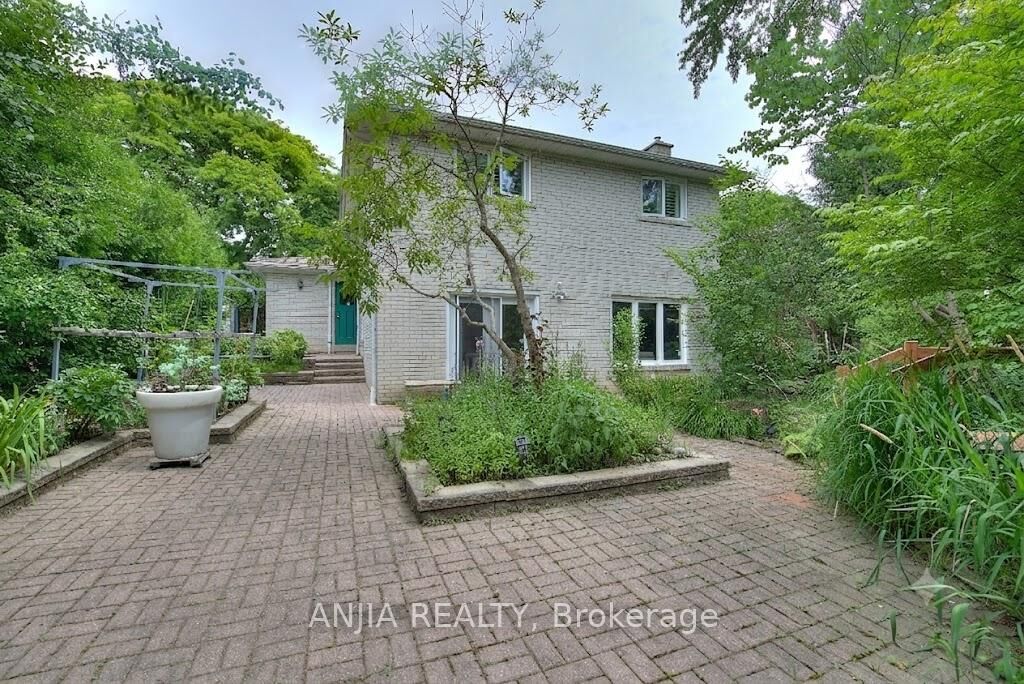 Property Photo:  6 Bellbury Crescent Back Yard 1B Above Ground  ON M2J 2J7 