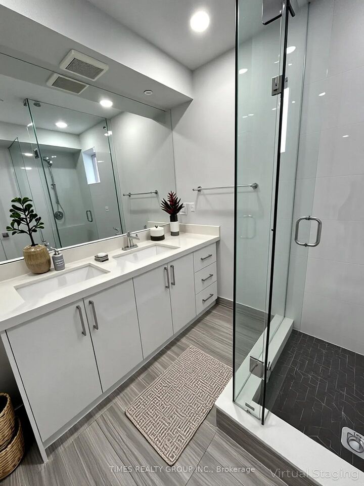 Property Photo:  15 Walmer Road 1008  ON M5R 2X1 