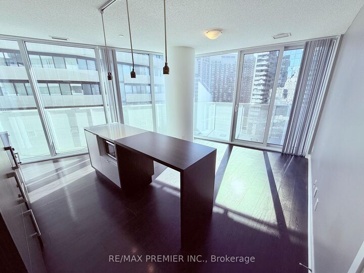 Property Photo: 100 Harbour Street 1707 ON M5J 0B5