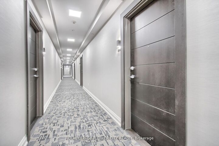 Property Photo:  212 King William Street 1011  ON L8R 0A7 