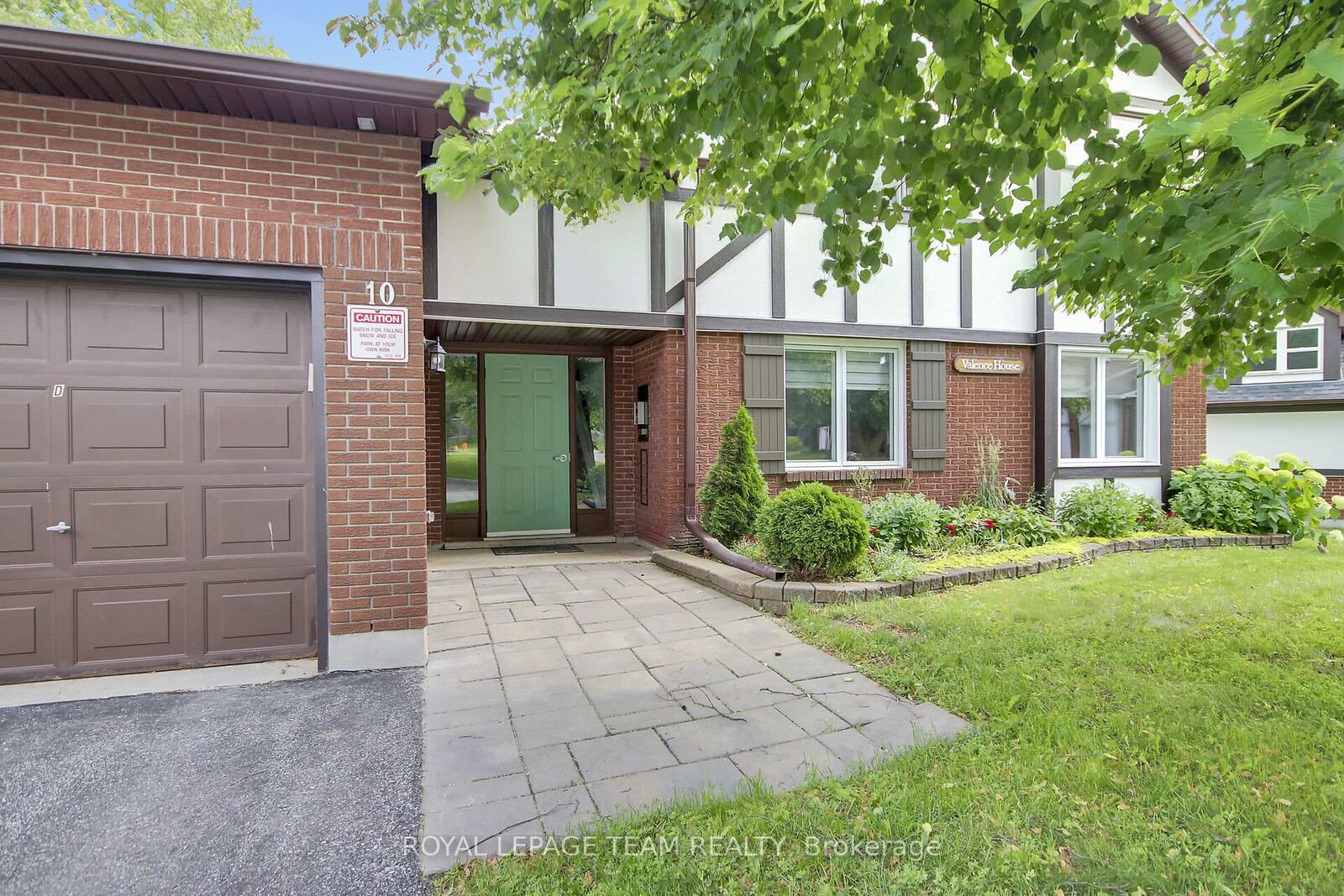 Property Photo:  10 Stonehill Court B  ON K2M 1E5 