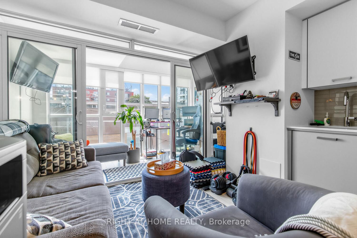 Property Photo:  1630 Queen Street E 211  ON M4L 0B3 