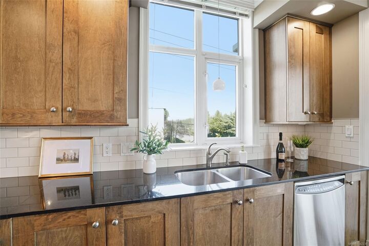 225 Rosehill St #201 — photo 1