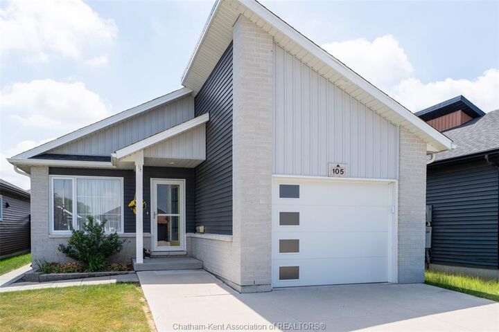 105 Moonstone Crescent — photo 1